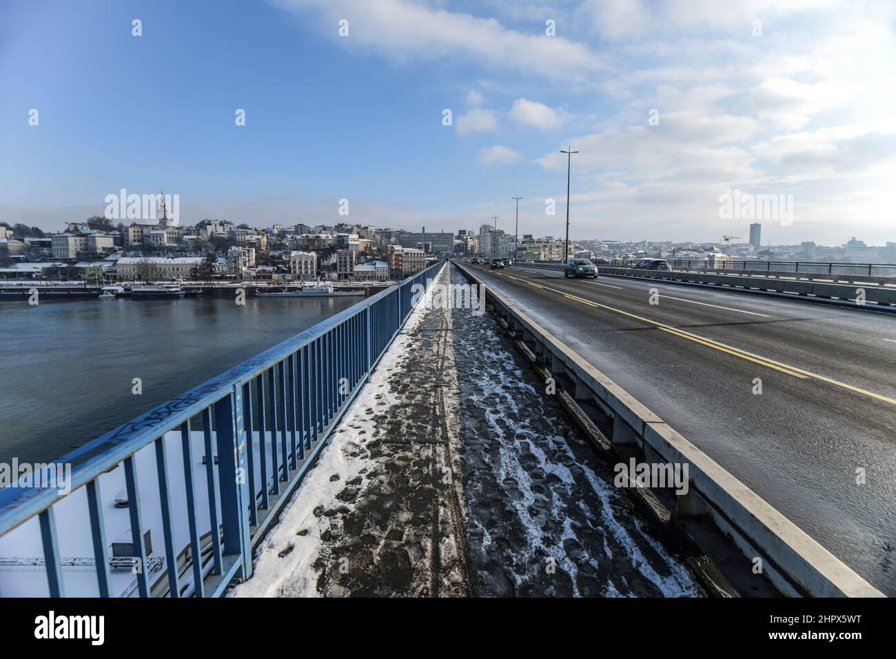 Brankov Most (Brücke) schneite im Winter. Belgrad, Serbien Stockfoto