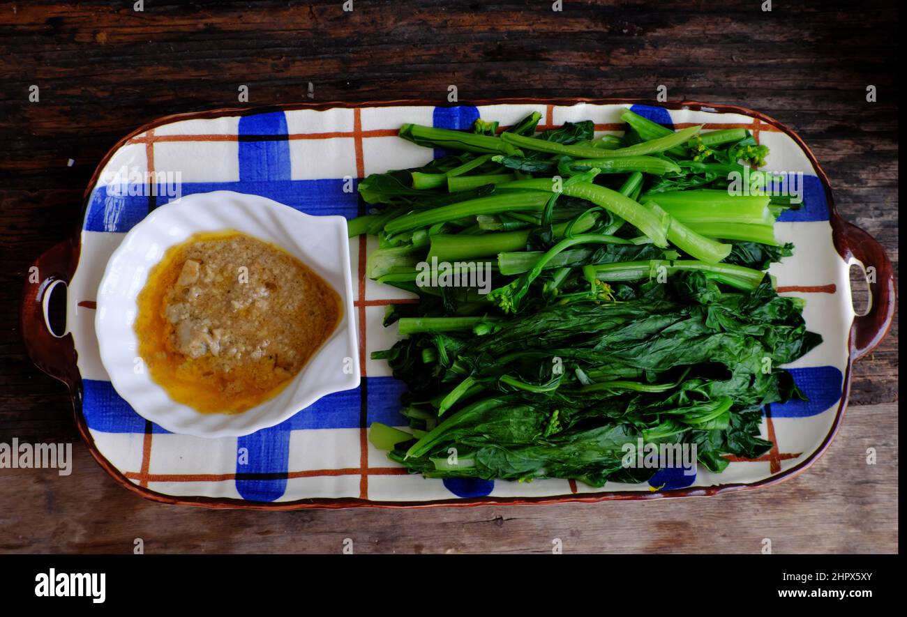 Vietnamesische gesunde Lebensmittel mit veganer Zutat, gekochte Choy Sum mit Tofu-Käse auf dem Teller, billige und einfache Mahlzeit zum Mittagessen Stockfoto