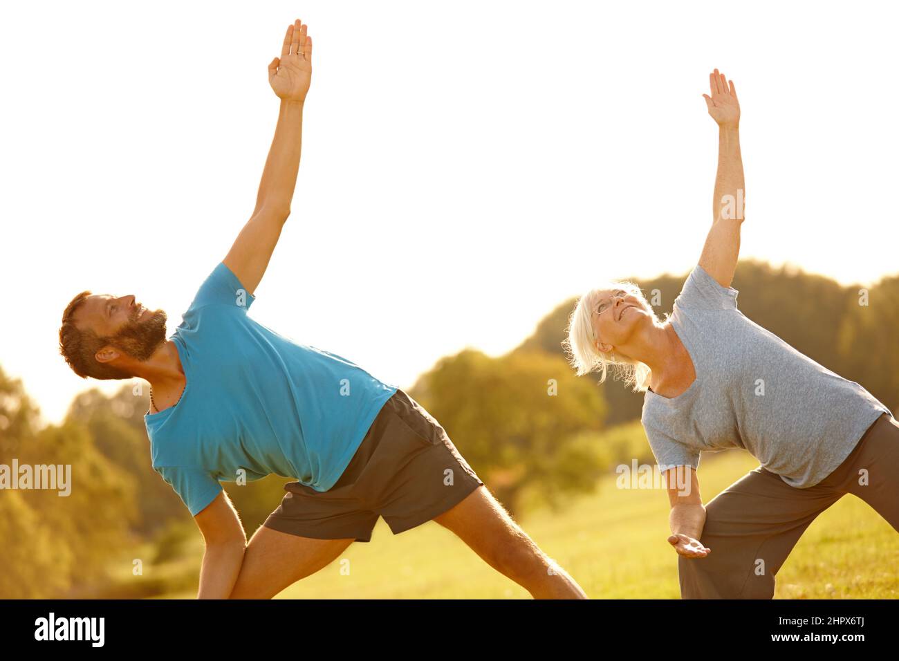 Yoga-Lifestyle. Aufnahme eines reifen Paares, das gemeinsam im Freien Yoga macht. Stockfoto