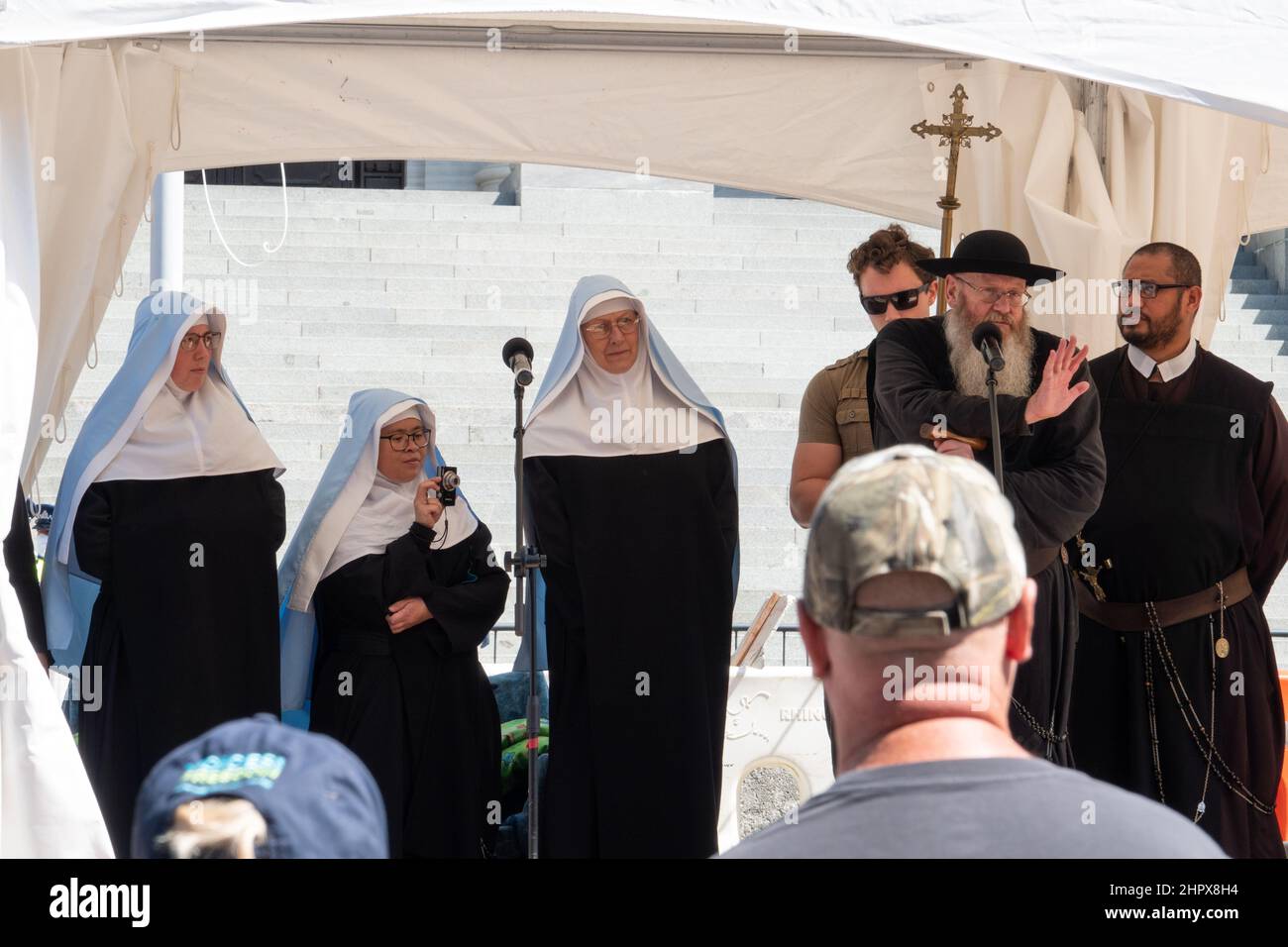 Priester und Nonnen aus Canterbury auf der Bühne beim Protest gegen Impfmandate aus Parlamentsgründen in Wellington, Neuseeland, 24. Februar 2022 Stockfoto