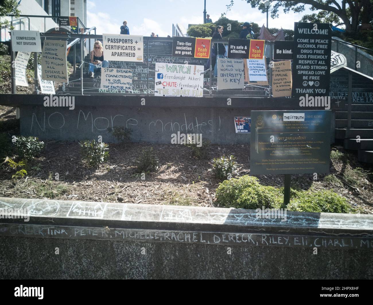 Politische Botschaften gegen das Mandat für kovidierten Impfstoff am 17. Tag der Proteste vor dem parlament in Wellington, Neuseeland, 24. Februar 2022 Stockfoto