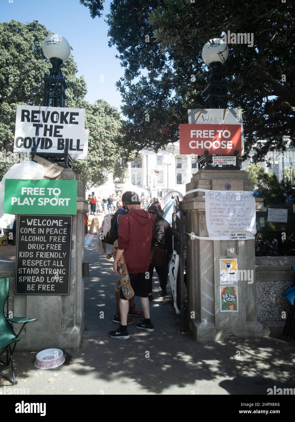 Politische Botschaften gegen das Mandat für kovidierten Impfstoff am 17. Tag der Proteste vor dem parlament in Wellington, Neuseeland, 24. Februar 2022 Stockfoto