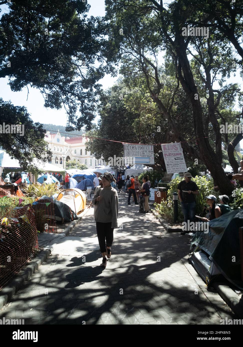 24. Februar 2022 - Menschen am 17. Tag des Protests und der Besatzung gegen Impfstoffmandate aus Parlamentsgründen in Wellington, Neuseeland Stockfoto