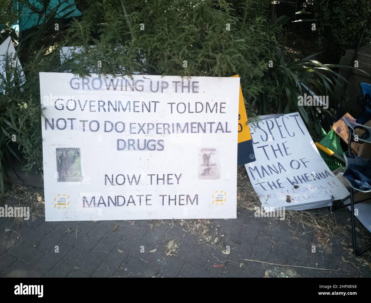 Politische Botschaften gegen das Mandat für kovidierten Impfstoff am 17. Tag der Proteste vor dem parlament in Wellington, Neuseeland, 24. Februar 2022 Stockfoto