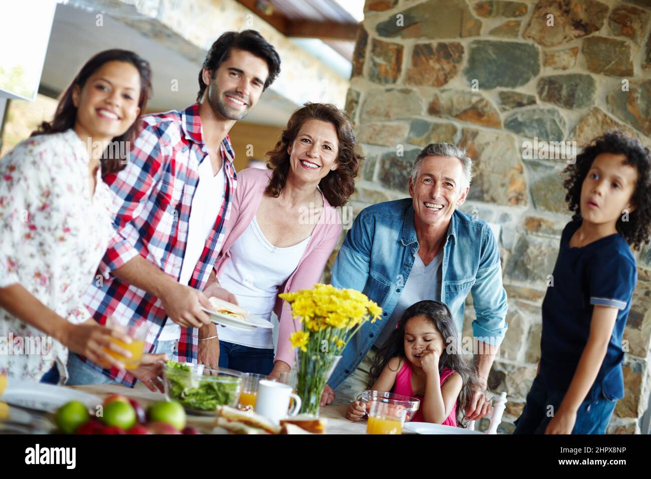 Bereit, ein Familienessen zu genießen. Eine glückliche Familie genießt eine gemeinsame Mahlzeit. Stockfoto