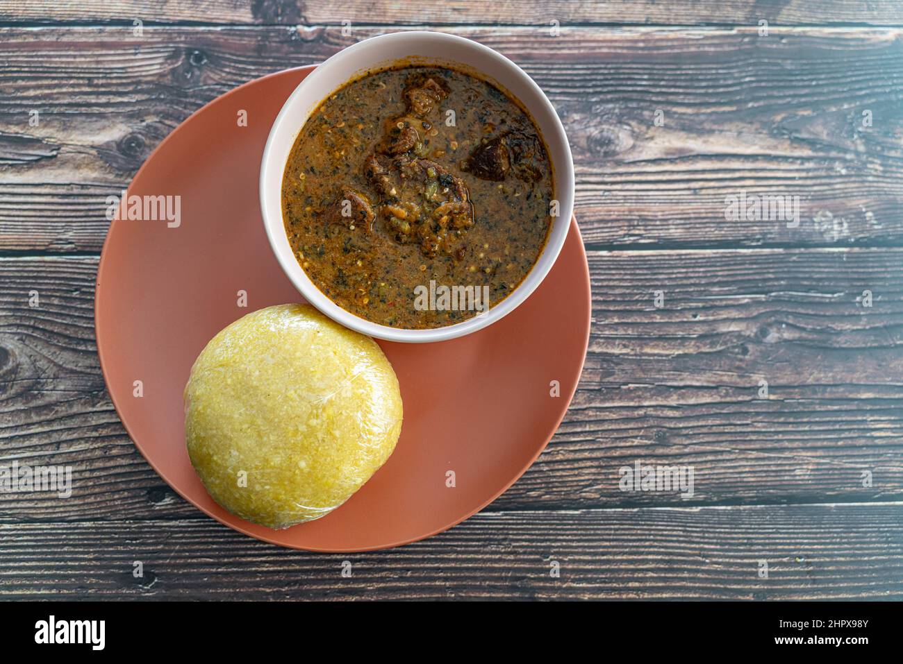 Nigrische EBA oder Garri mit Ogbono-Suppe zum Mittagessen Stockfoto