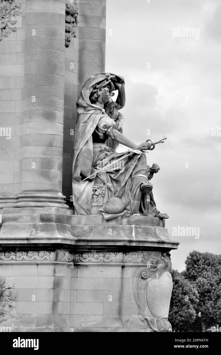 Stein geschnitzte Götzen auf Pont Alexandre III, Paris, Frankreich Stockfoto