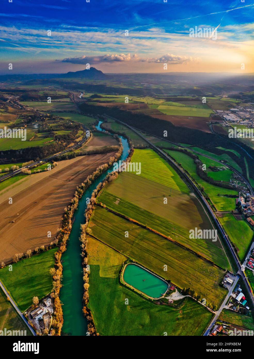 Straße zum Soratte Berg mit Himmel Stockfoto