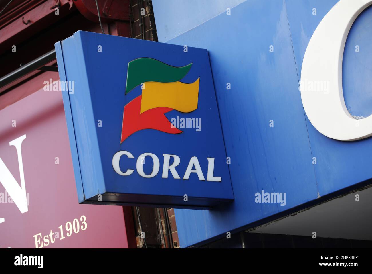 Allgemeine Ansicht eines Korallenwettgeschäfts in Großbritannien. Stockfoto