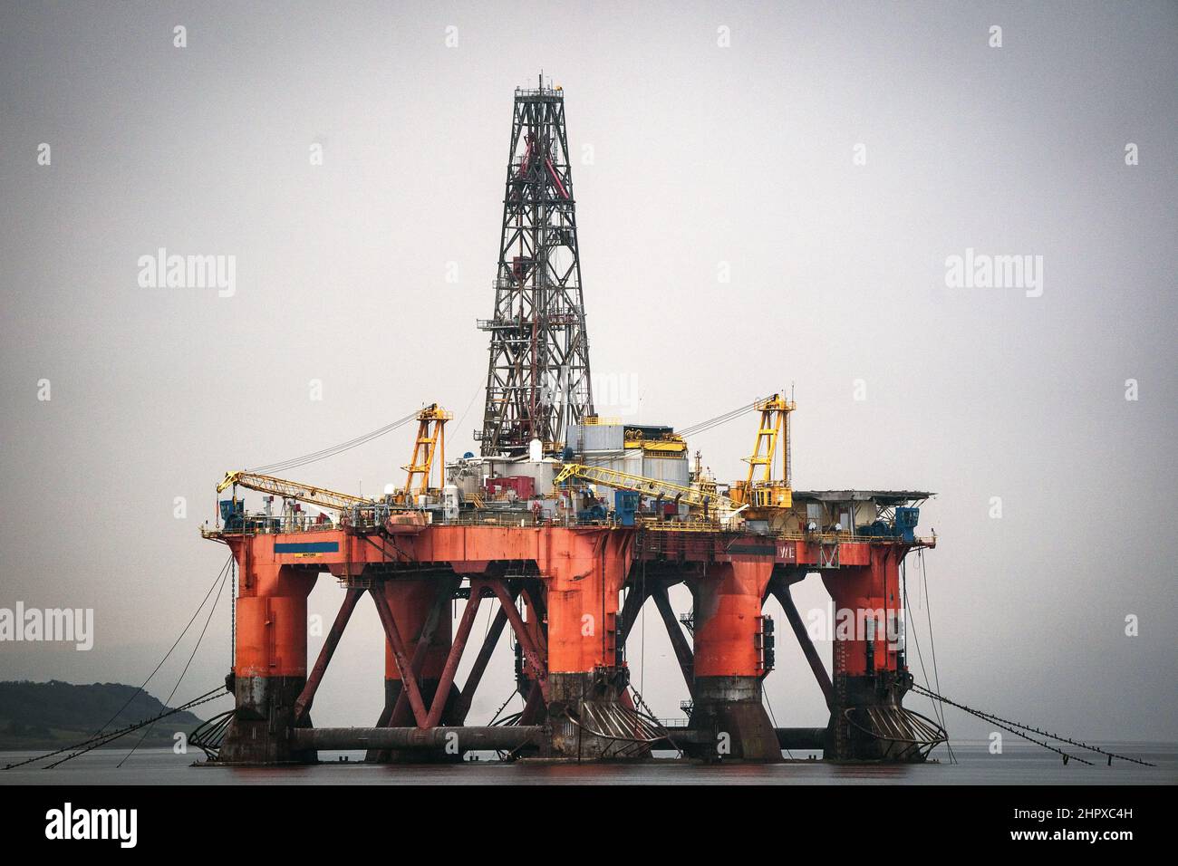 Aktenfoto vom 23/09/21 einer Ölplattform, die im Cromarty Firth, Invergordon, verankert ist, da die Entwöhnung des Vereinigten Königreichs von fossilen Brennstoffen und nicht mehr Bohrungen in der Nordsee der beste Weg ist, um die Verbraucher vor hohen Energiepreisen zu schützen, sagten Klimaberater. Stockfoto