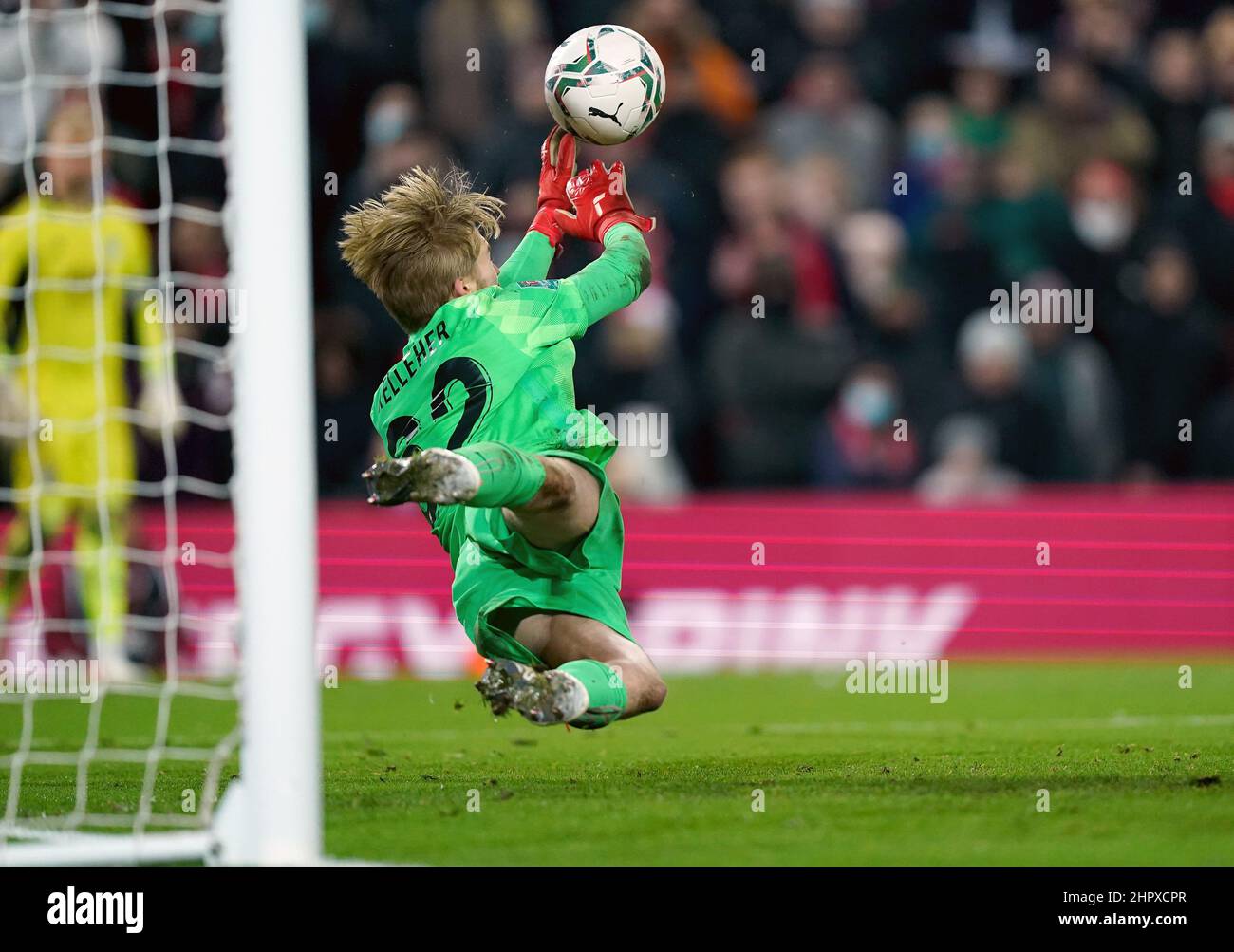 Aktenfoto vom 22-12-2021 von Liverpooler Torhüter Caoimhin Kelleher macht während des Elfmeterschießens eine Rettung. Minamino erzielte für das dritte Cup-Match in Folge, sein Ausgleich in den letzten Sekunden von sechs Minuten Stoppzeit Einrichtung eines Shoot-out, in dem Kelleher war der Held. Liverpool erholte sich zweimal von einem zwei-Tore-Defizit, Alex Oxlade-Chamberlain antwortete auf Jamie Vardys Doppel innerhalb von 13 Minuten, wobei Diogo Jota auf James Maddisons brillanten Schlag reagierte, bevor Minamino seinen vierten in drei Spielen im Wettbewerb aufnahm. Kelleher rettete zwei Punktstöße und Jota schlitzte die Stockfoto