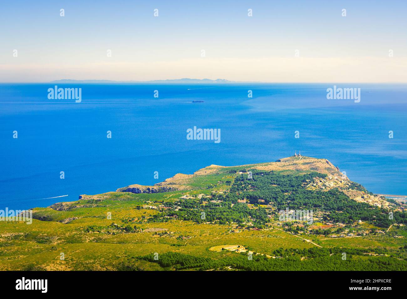 Blick auf Ibiza von der Küste Valencias auf dem Gipfel des Montgó zwischen Dénia und Xàbia Stockfoto