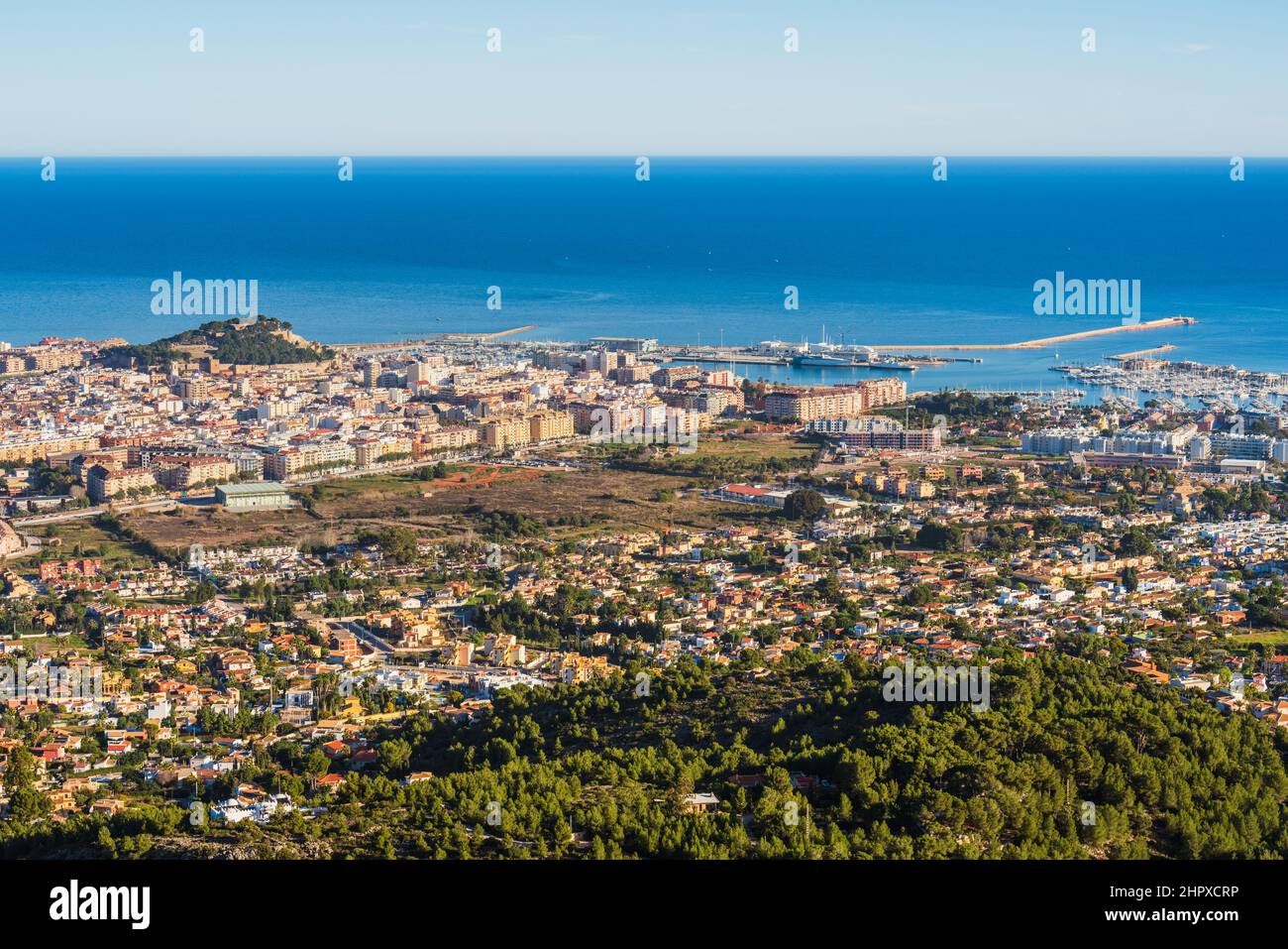 Panoramablick auf den Hafen von Dénia von oben im Mittelmeer Stockfoto