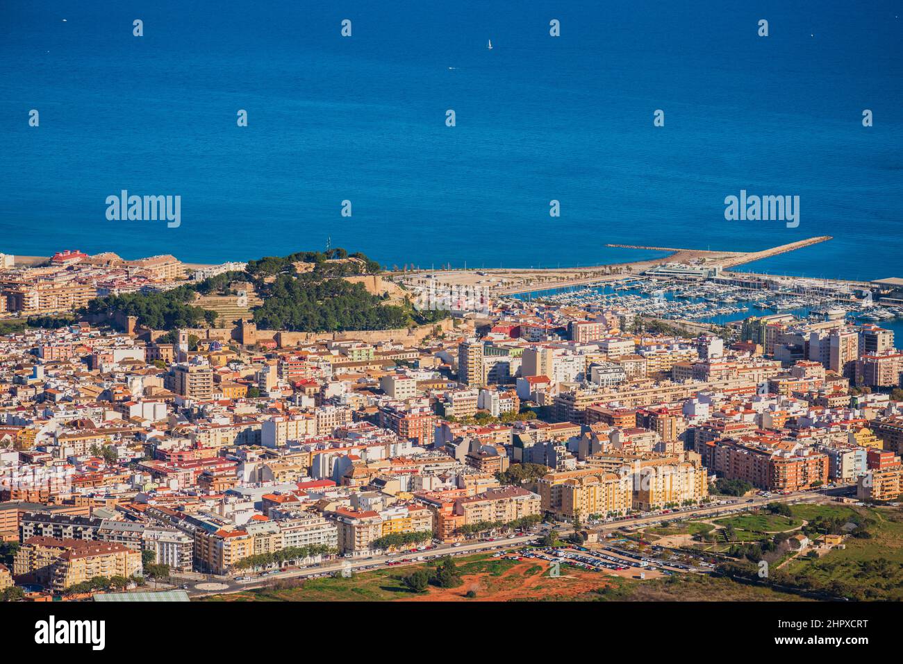 Panoramablick auf den Hafen von Dénia von oben im Mittelmeer Stockfoto