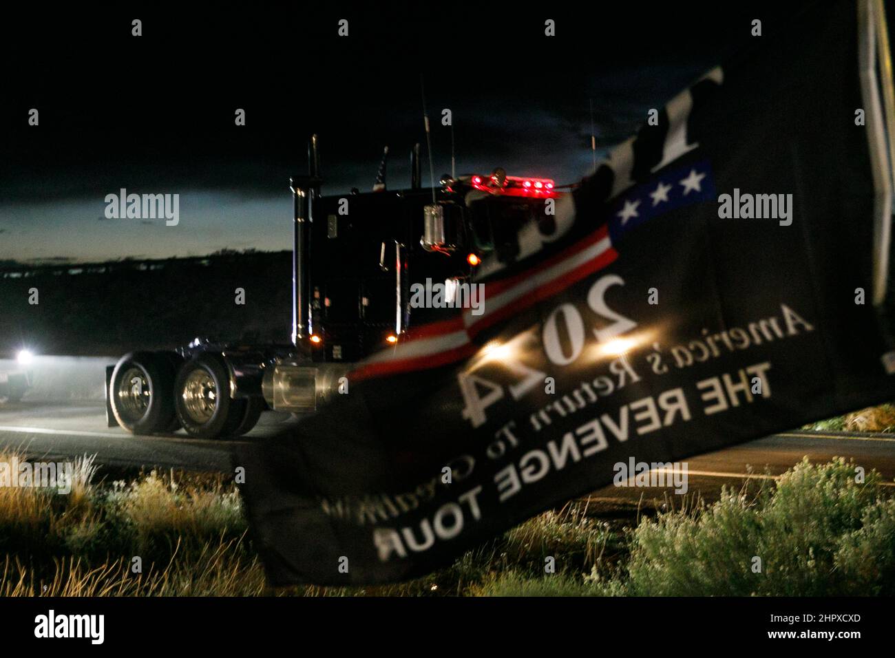 Kingma, USA. 23rd. Februar 2022. Eine „Trump 2024“-Flagge wirbt für „die Rache-Tour“. Der Lkw-Konvoi, der nun mehrere hundert Autos und Lastwagen zählt, nähert sich am 23. Februar 2022 Kingman, Arizona. (Foto von John Rudoff/Sipa USA) Quelle: SIPA USA/Alamy Live News Stockfoto