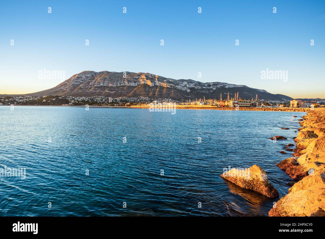 Panoramablick auf Montgó vom Hafen von Marina de Dénia Stockfoto
