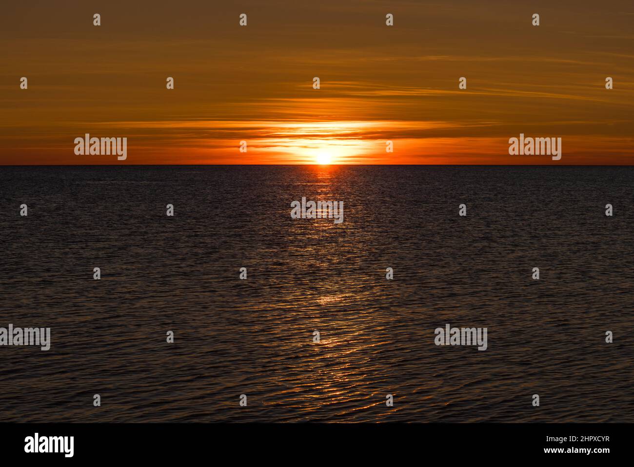 Blendende Sonne über dem Meer Stockfoto