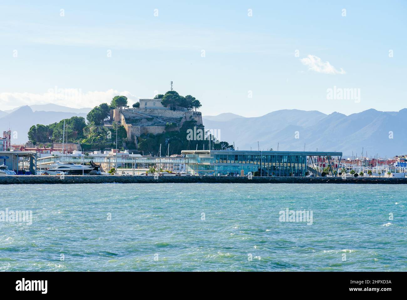 Denia, Spanien. 12. Dezember 2020. Hafen und Schloss von Denia in der Provinz Alicante, Region Valencia, vom Mittelmeer aus gesehen Stockfoto