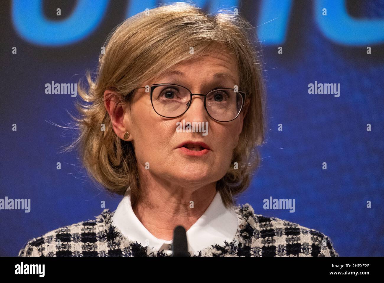 Mairead McGuinness ist ein irischer Politiker, der seit Oktober 2020 als EU-Kommissar für Finanzstabilität, Finanzdienstleistungen und die Kapitalmarktunion tätig ist. Zuvor war sie als Mitglied von Fine Gael von 2017 bis 2020 erste Vizepräsidentin des Europäischen Parlaments. Stockfoto