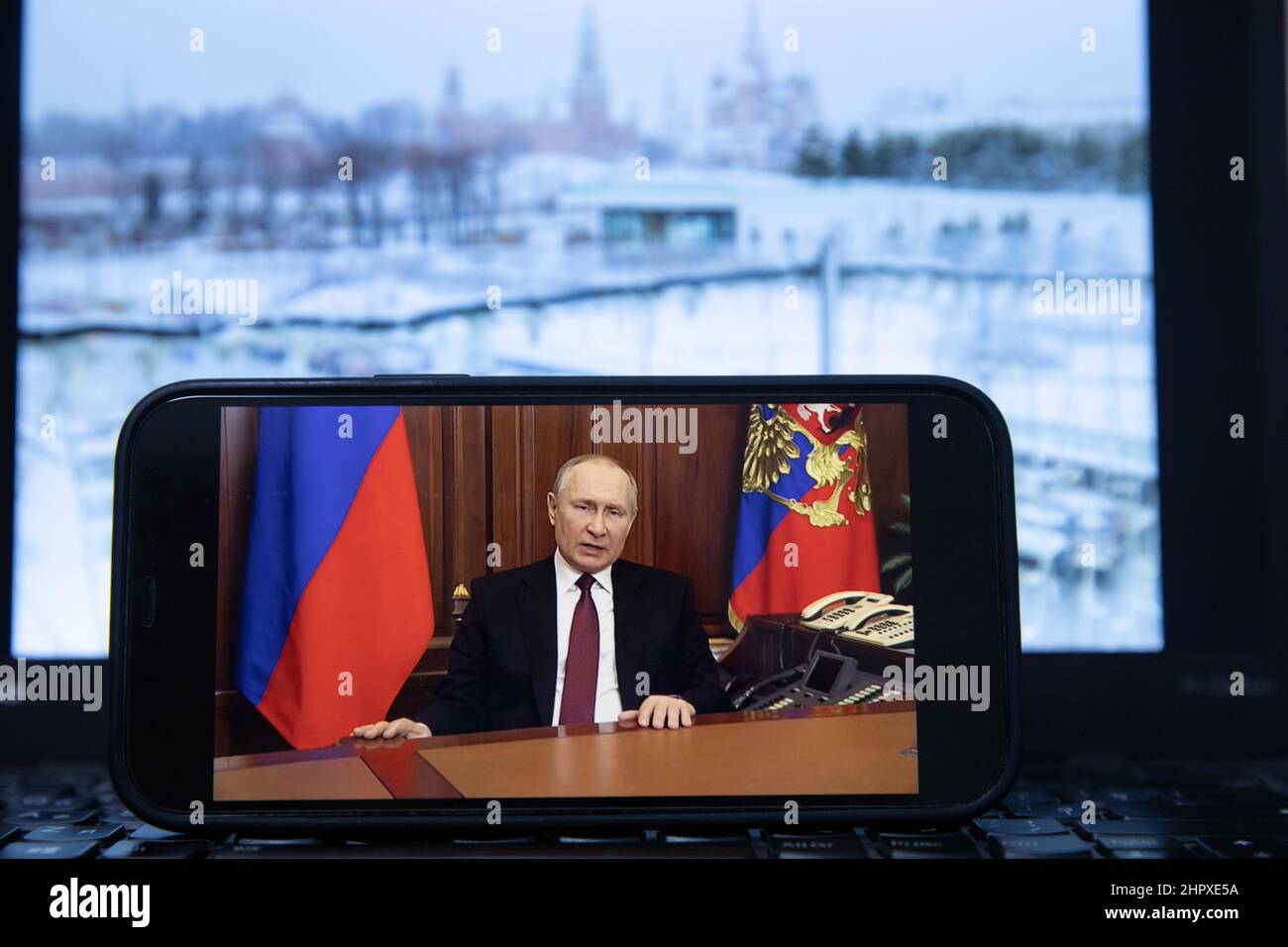 Moskau. 24th. Februar 2022. Das Foto vom 24. Februar 2022 zeigt einen Bildschirm, auf dem der russische Präsident Wladimir Putin während einer Fernsehansprache in Moskau, Russland, spricht. MIT "Putin genehmigt eine "besondere militärische Operation" in der Region Donbass" Credit: Bai Xueqi/Xinhua/Alamy Live News Stockfoto
