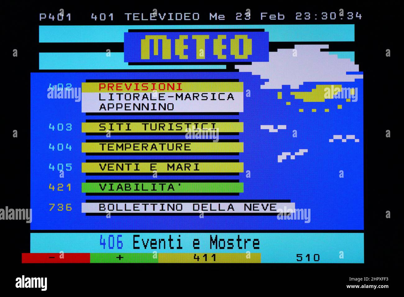VIDEOTEXTANSICHT einer Seite Televideo RAI, staatliche italienische Übertragung. Originalfoto mit einfacher grafischer Bildschirmansicht aus einer klassischen fernsehfarbe Stockfoto