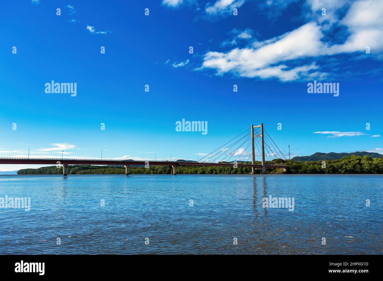 Blick auf die Brücke Puente de la amistad Taiwan am Tempisque River in Costa Rica Stockfoto