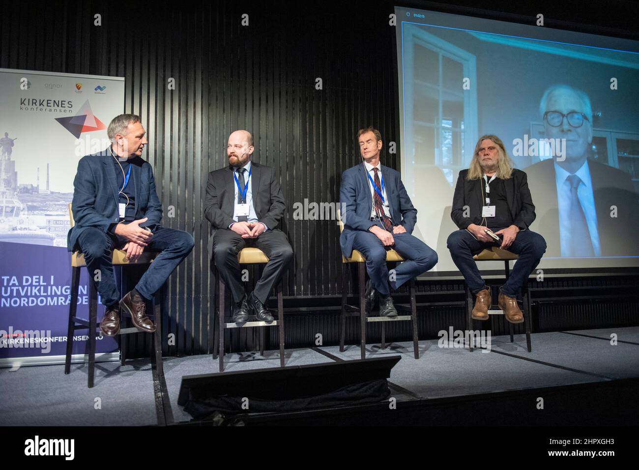 Kirkenes 20220223.von links: Lars Peder Nordbakken von Civita, Mikko Kärlä vom finnischen Parlament für die Zentrumspartei, Michael Mann, EU-Botschafter in der Arktis, Arne O. Holm, Redakteur für High North News und Kai Eide, ehemaliger Botschafter bei der NATO (digital) während der Kirkenes Conference 2022 im Thon Hotel in Kirkenes. Die Kirkenes-Konferenz diskutiert verschiedene Aspekte der grenzüberschreitenden, hohen Nordentwicklung von Wirtschaft und Gesellschaft. Foto: Annika Byrde / NTB Stockfoto