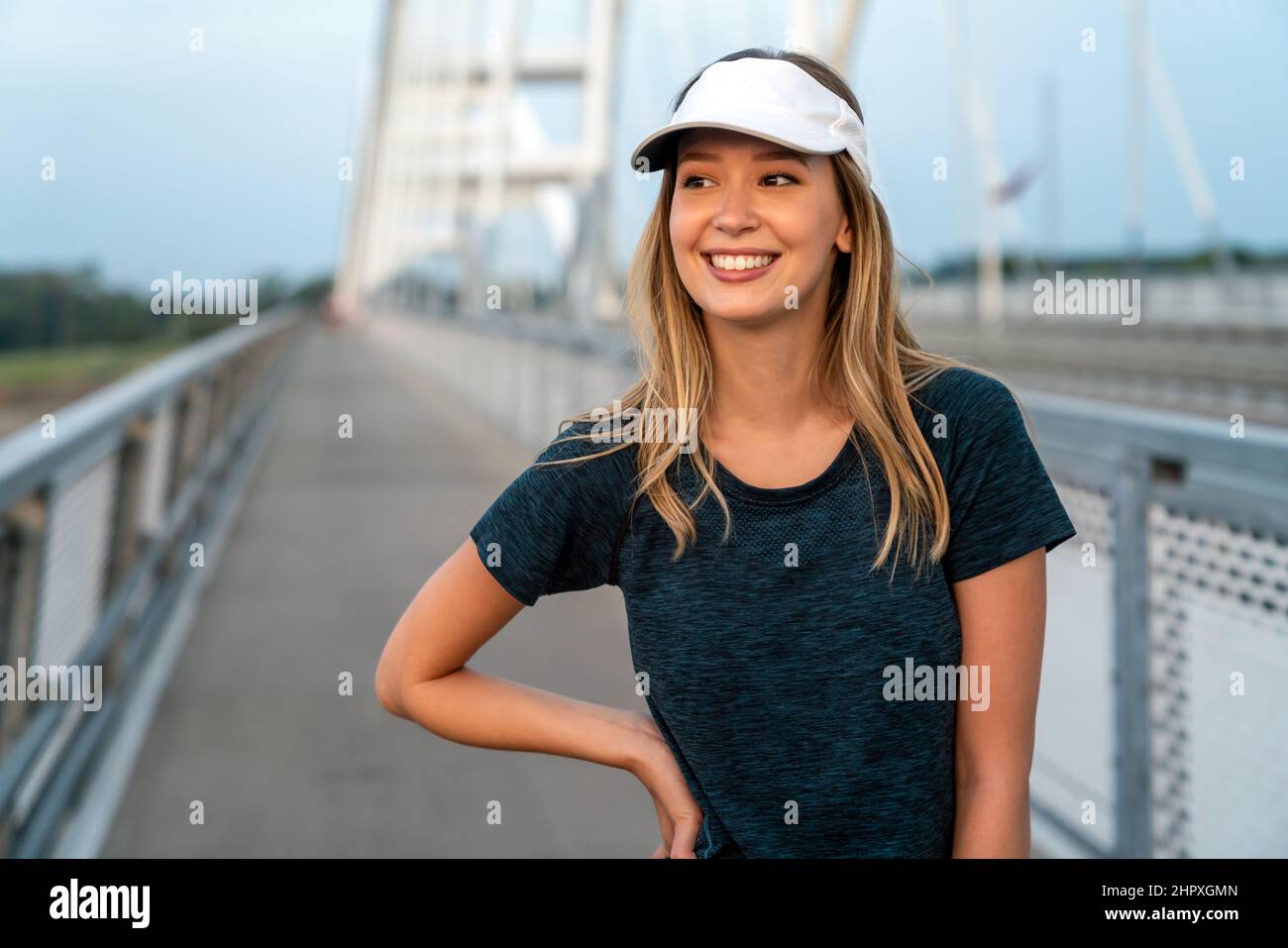 Fitness Sport Training und Lifestyle Konzept. Glücklich fit Frau läuft draußen in der Stadt. Stockfoto