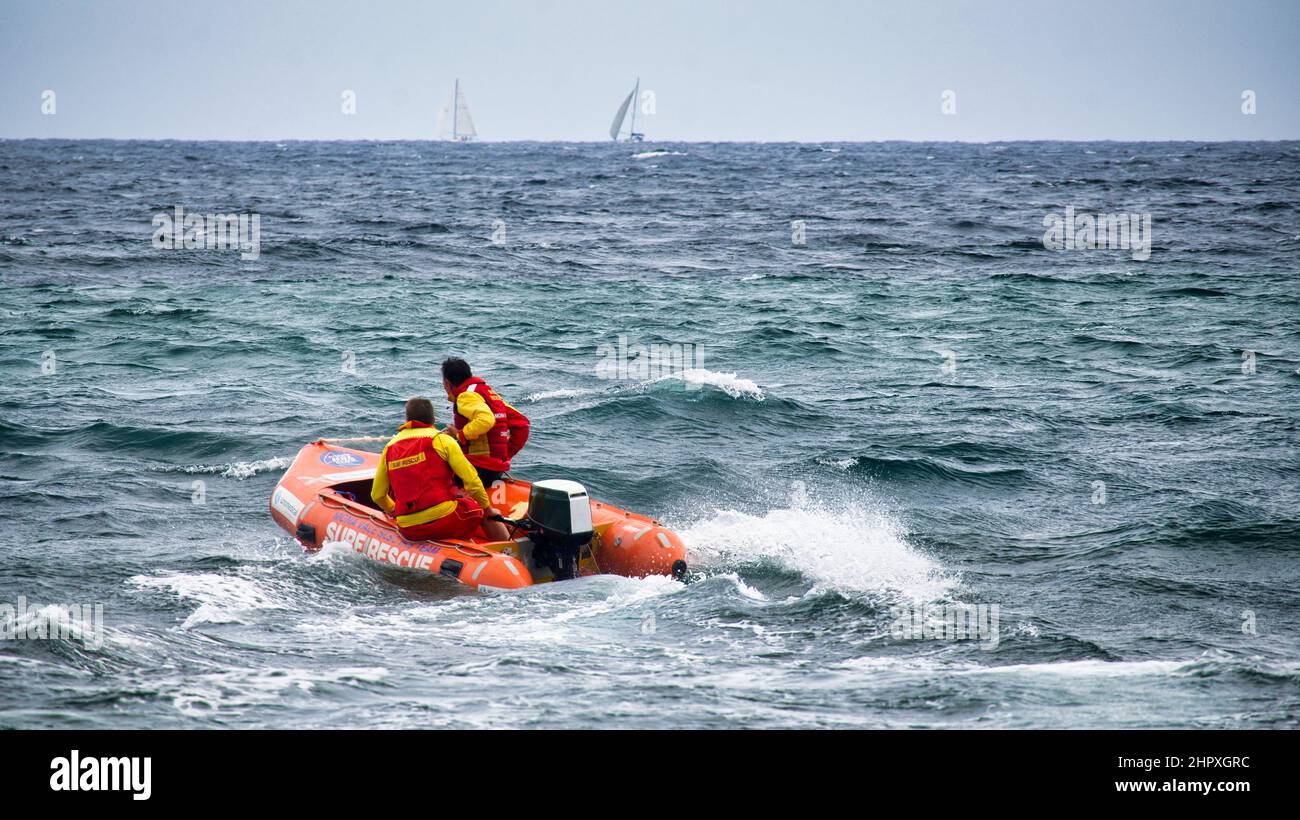 Sydney, New South Wales Australien - 26 2021. Dezember: Rettungsschwimmer von Mona Wale Beach fahren mit ihrem aufblasbaren Rettungsboot ins Meer Stockfoto