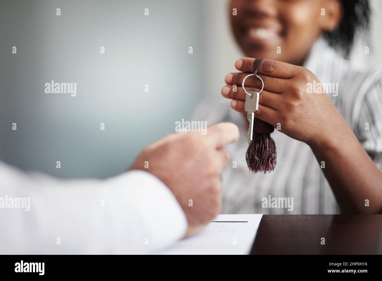 Sie werden nie wieder abreisen wollen Nahaufnahme einer Empfangsdame, die einem älteren Gast die Zimmerschlüssel übergab. Stockfoto