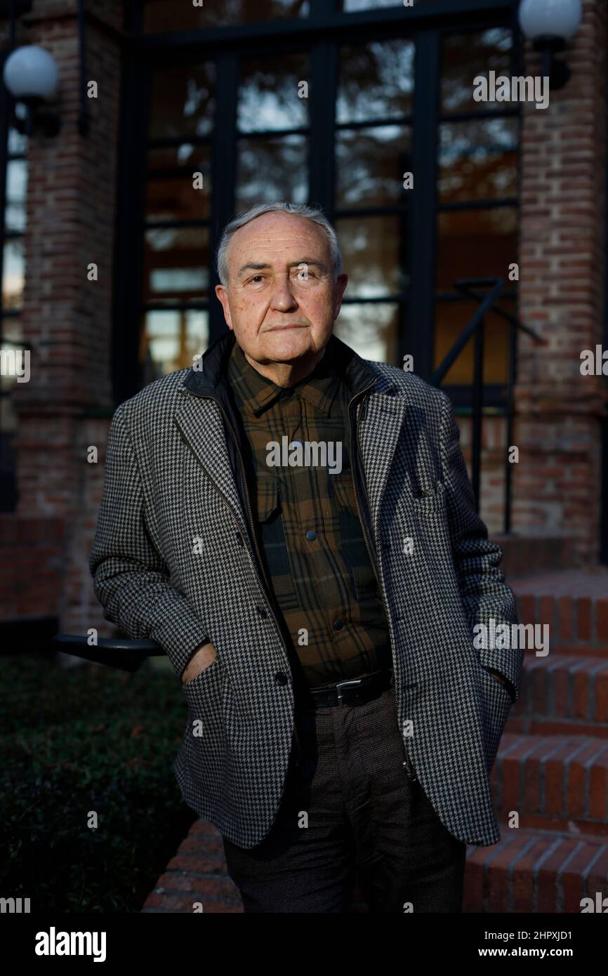 Halblanges horizontales Porträt des Schriftstellers, Journalisten und Filmregisseurs Vicente Molina Foix. Er ist der Gewinner des spanischen Nationalpreises für Li Stockfoto