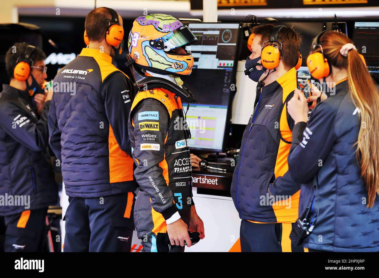 Barcelona, Spanien. 24th Februar 2022, . Daniel Ricciardo (AUS) McLaren. Formel-1-Tests, Tag 2, Donnerstag, 24th. Februar 2022. Barcelona, Spanien. Quelle: James Moy/Alamy Live News Stockfoto