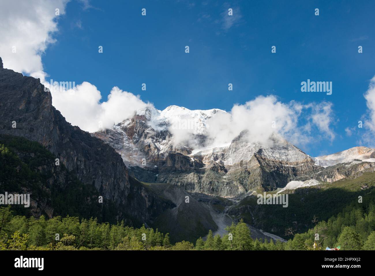 SICHUAN, CHINA - Yading Nature Reserve. Eine berühmte Landschaft in Daocheng, Sichuan, China. Stockfoto