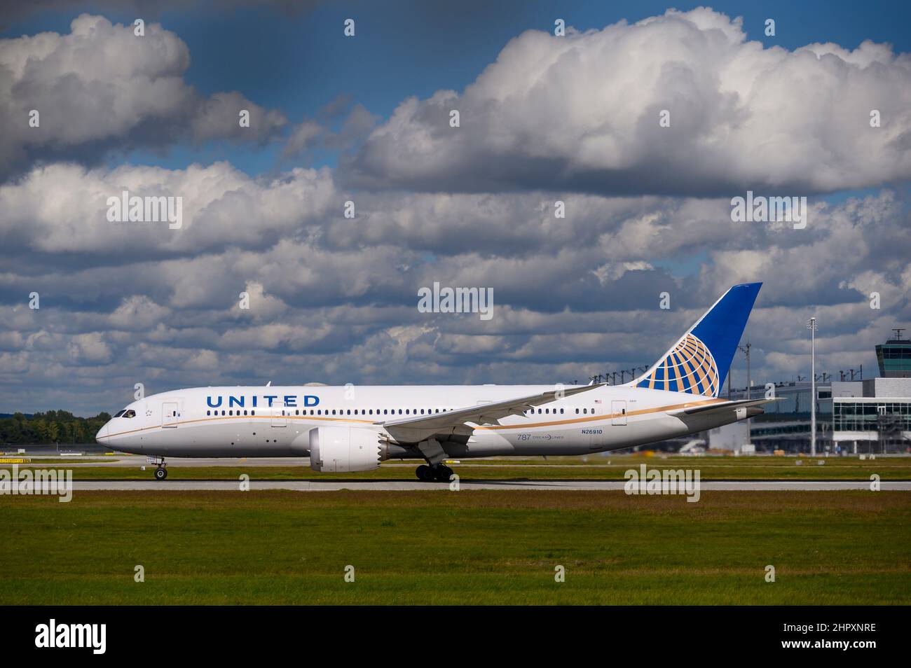 München, Deutschland - September 30. 2021: United Airlines Boeing 787-8 Dreamliner mit der Flugzeugzulassung N26910 startet auf der Südbahn Stockfoto