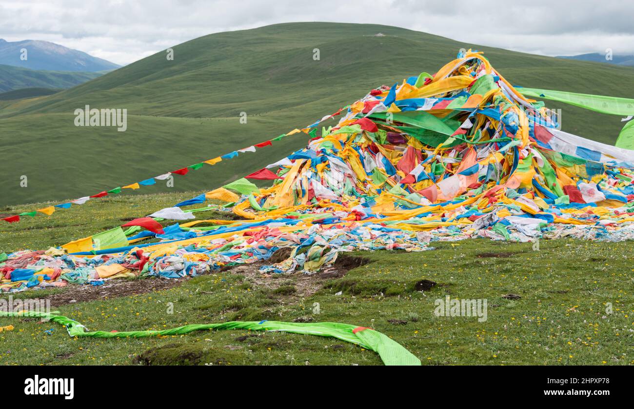 LITANG, CHINA - Gebetsfahne in der Stadt Litang. Eine berühmte tibetische Stadt in Litang, Sichuan, China. Stockfoto