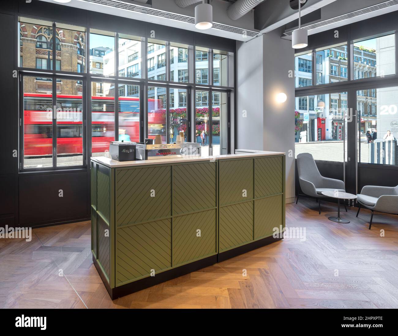 Café-Bar mit Blick auf die Farringdon Road. Bloom Clerkenwell, London, Vereinigtes Königreich. Architekt: John Robertson Architects, 2021. Stockfoto
