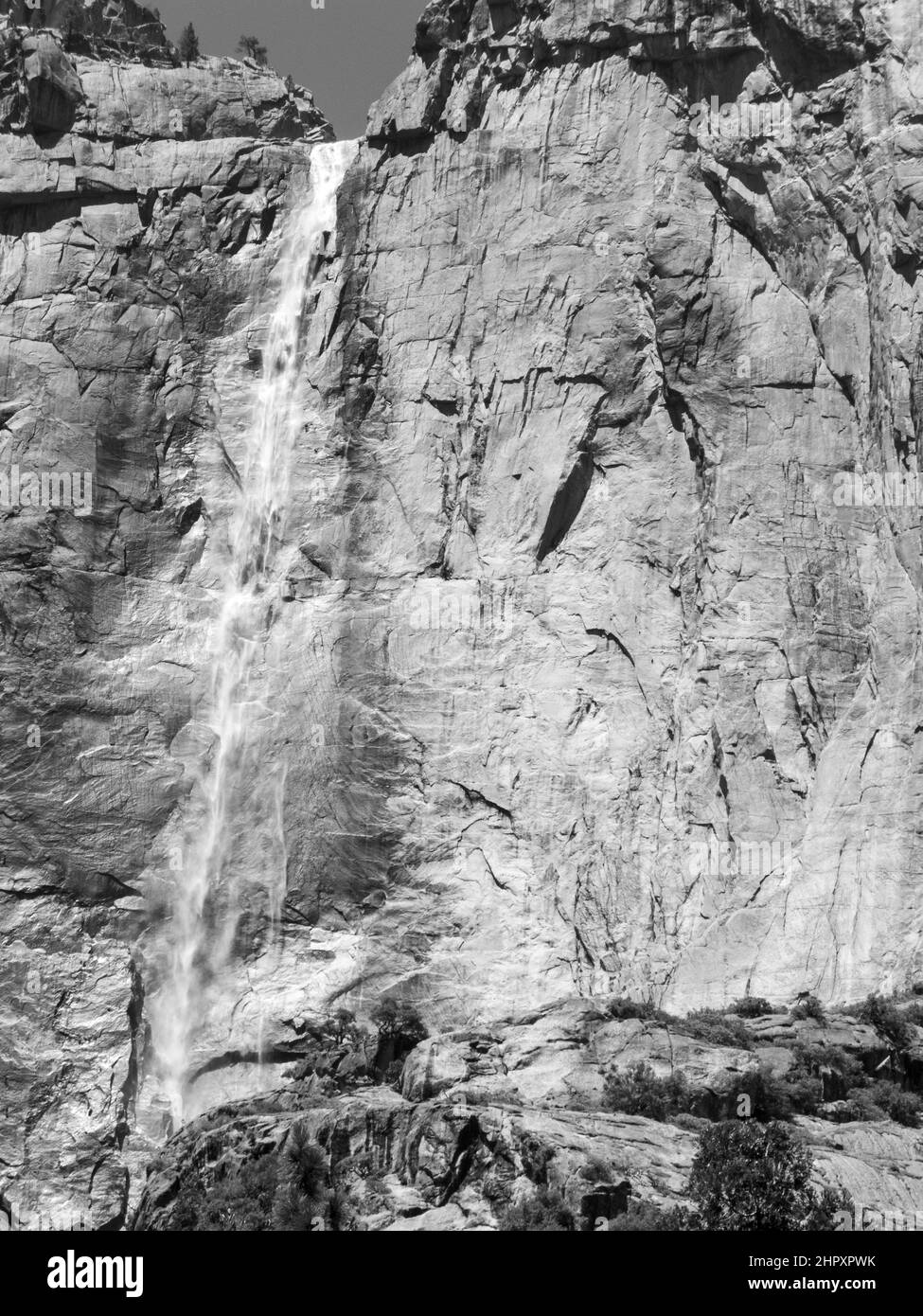 Berühmte Felsformation mit niedrigerem yosemite Wasserfall im romantischen Tal des yosemite Parks in der offenen Landschaft Stockfoto