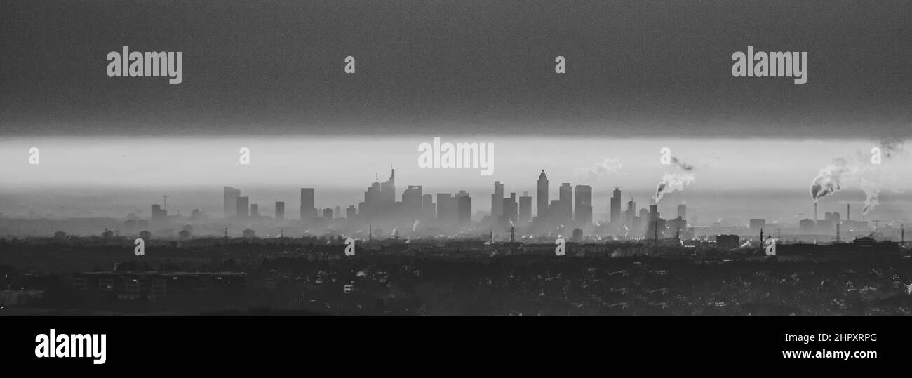 sonnenaufgang der Skyline in Frankfurt, Deutschland mit dunklen Wolken Stockfoto