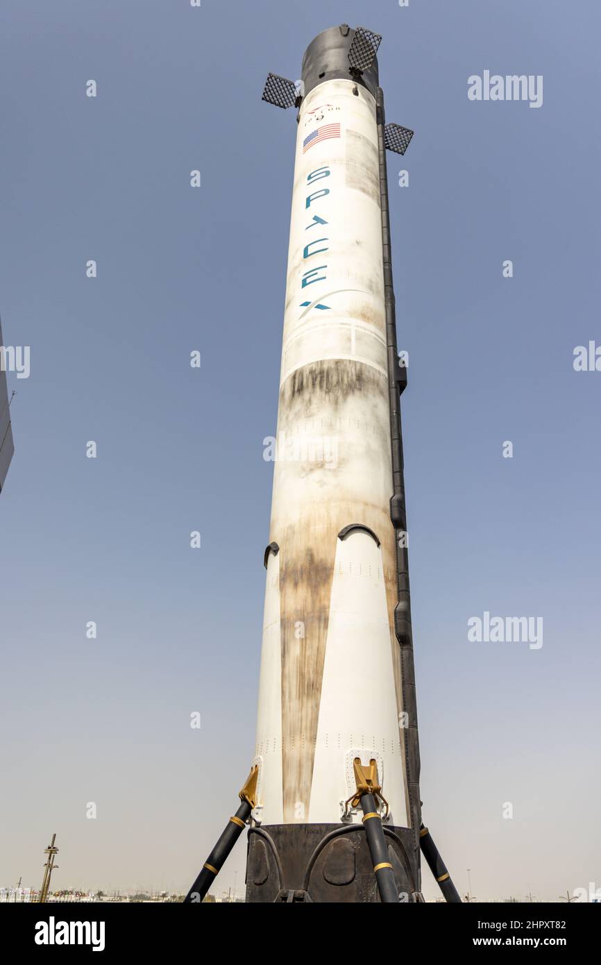 Falcon 9 Space X, wiederverwendbarer Mittellift-Trägerrakete mit zwei Stufen zur Umlaufbahn, ausgestellt neben dem USA Pavilion, Dubai Expo 2020, VAE Stockfoto