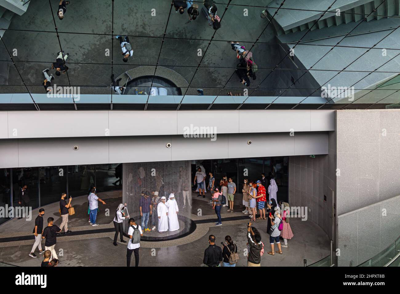Besucher genießen den Wasserfall am Eingang zum Saudi-Arabien-Pavillon im Opportunity-Viertel auf der Dubai EXPO 2020 in den VAE Stockfoto