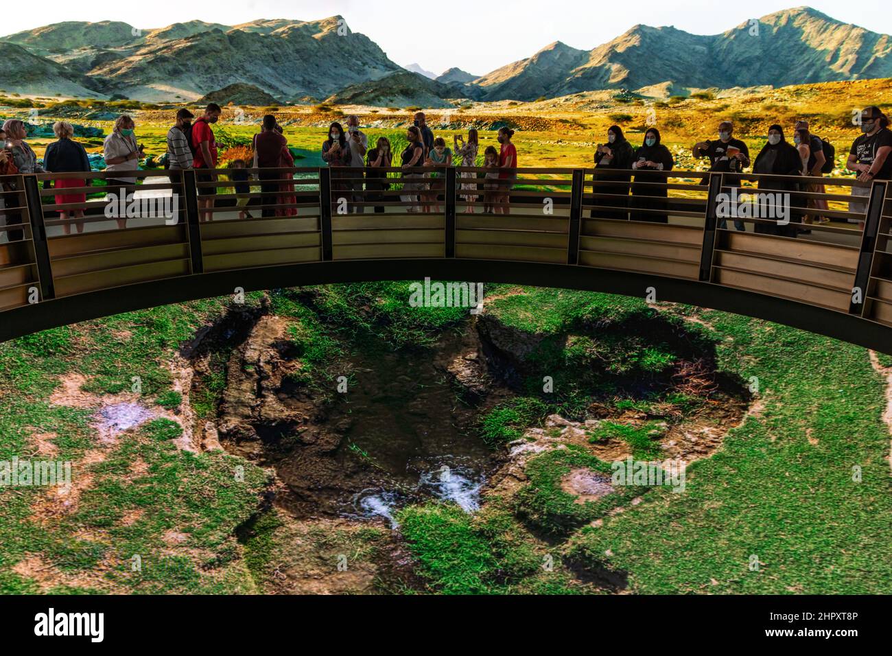 Besucher des beeindruckenden Saudi-Arabien-Pavillons im Opportunity-Viertel auf der Dubai EXPO 2020 in den Vereinigten Arabischen Emiraten. Stockfoto