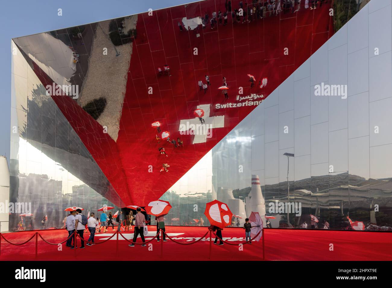 Die spiegelnde Fassade des Schweiz-Pavillons im Opportunity-Viertel auf der Dubai EXPO 2020 in den Vereinigten Arabischen Emiraten. Stockfoto