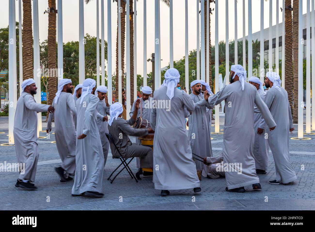 Traditionelle Araber mit singenden Tänzen auf der Dubai Expo 2020 VAE Stockfoto