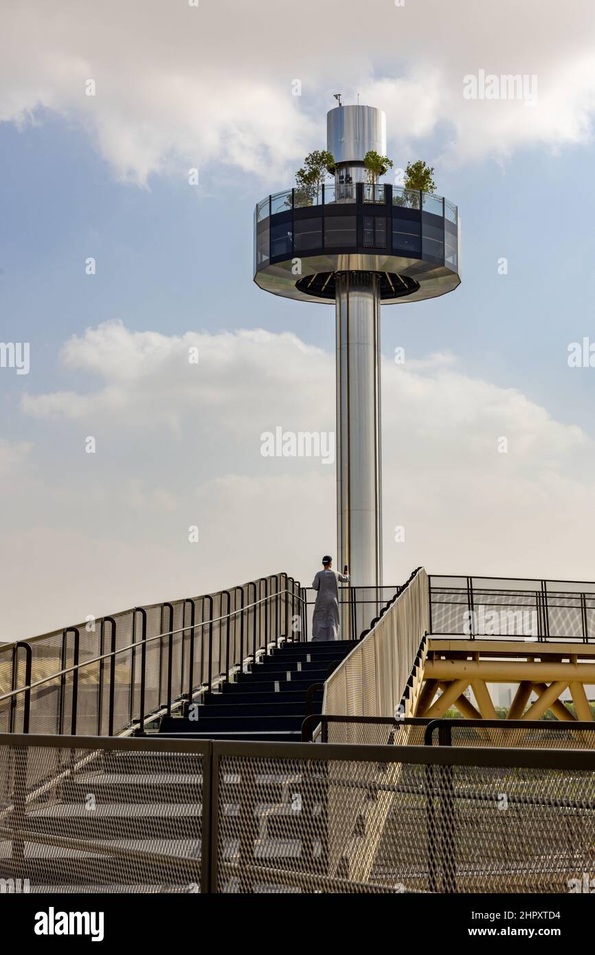 Pavillon der Republik Korea im Stadtteil Mobility mit dem Garten am Himmel im Hintergrund auf der Dubai EXPO 2020 in den Vereinigten Arabischen Emiraten. Stockfoto