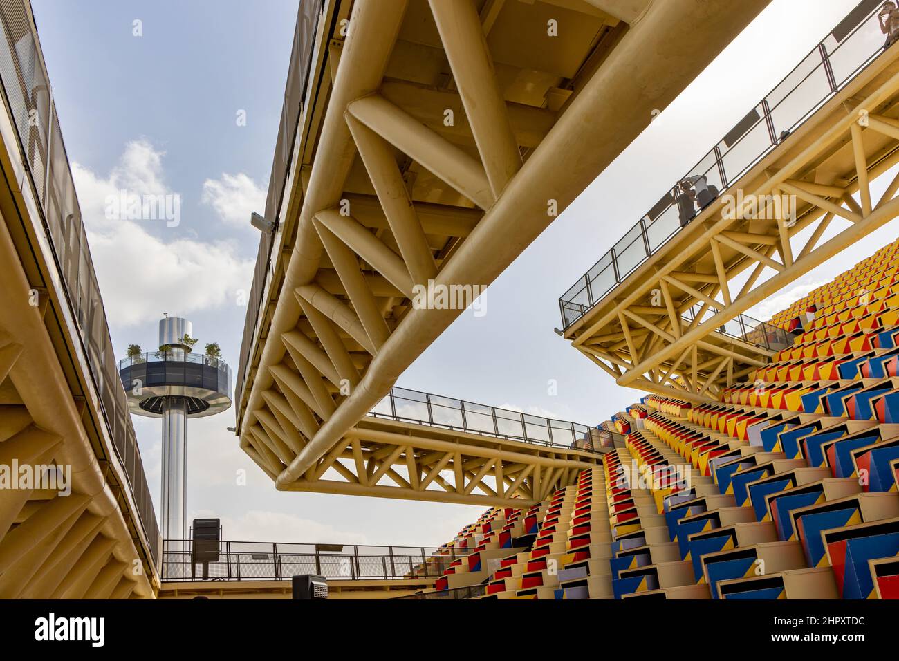 Pavillon der Republik Korea im Stadtteil Mobility mit dem Garten am Himmel im Hintergrund auf der Dubai EXPO 2020 in den Vereinigten Arabischen Emiraten. Stockfoto