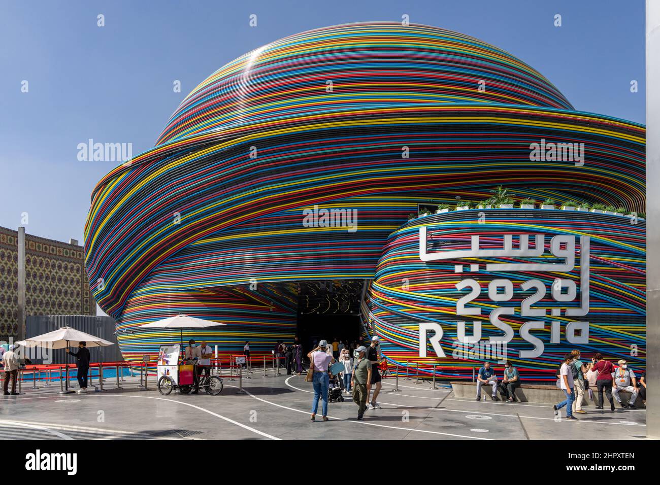 Der farbenfrohe Russia Pavilion im Mobility District auf der Dubai EXPO 2020 in den Vereinigten Arabischen Emiraten. Stockfoto