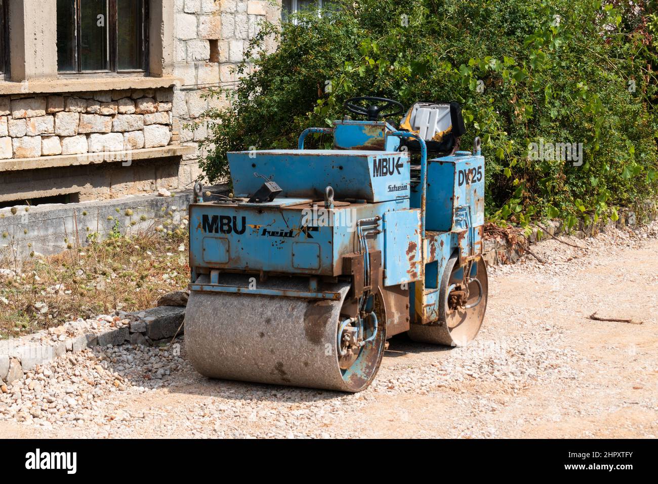 Alte rostige Straßenfertiger auf der Insel Hvar in Kroatien Stockfoto