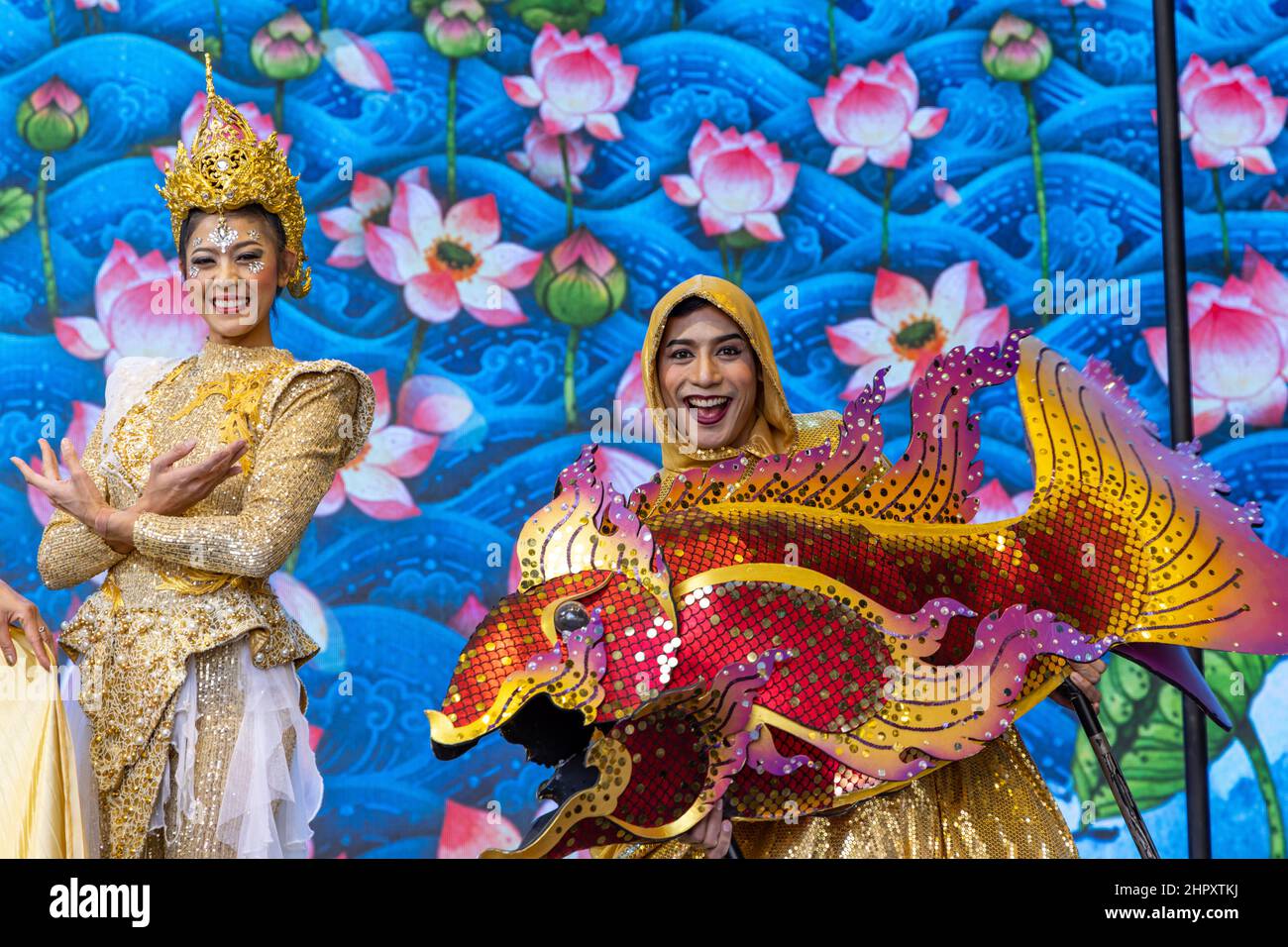 Thai khon Tanz vor dem Thailand Pavillon im Mobility District auf der Dubai EXPO 2020 in den Vereinigten Arabischen Emiraten. Stockfoto