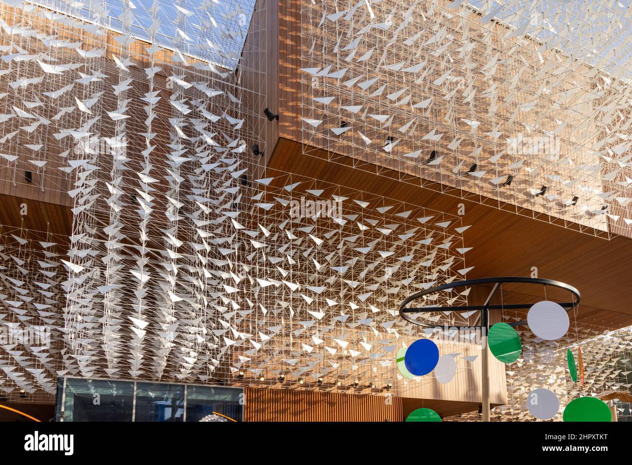 Skulptur, die auf die großräumige Vogelwanderung aus Polen in die arabische Welt verweist. Polen Pavillon auf der Dubai EXPO 2020, VAE Stockfoto