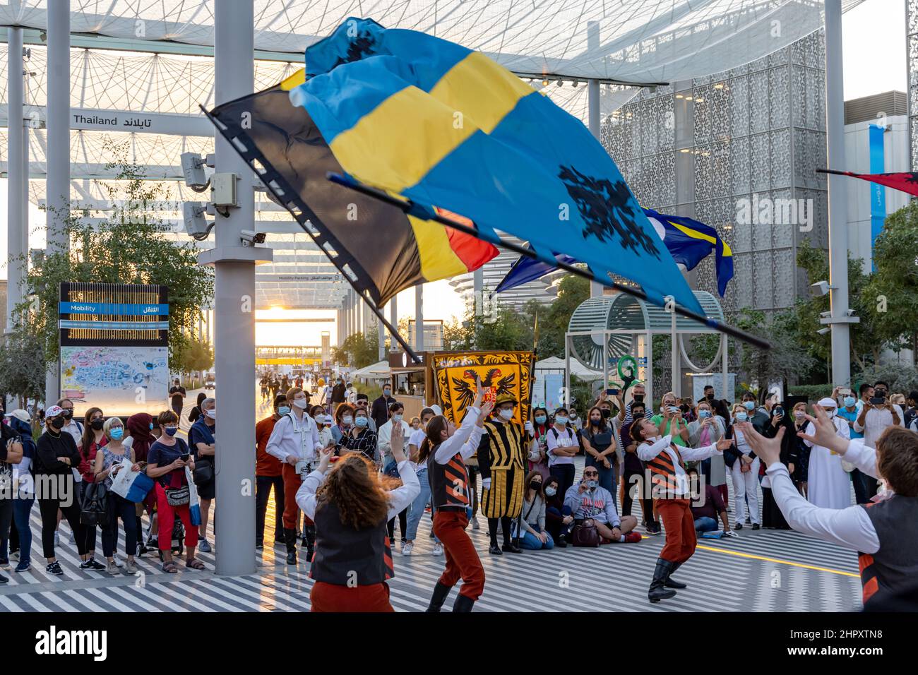 Flagge, die vor dem belgischen Pavillon im Mobility District auf der Dubai EXPO 2020 in den Vereinigten Arabischen Emiraten weht. Stockfoto